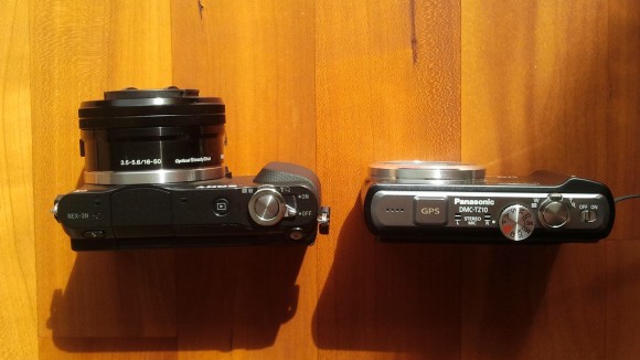 Sony NEX-3N und Panasonic DMC-TZ10 in der Gegenüberstellung (ausgeschalten).