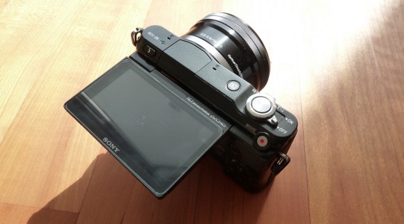 Sony NEX-3N mit nach oben geklapptem Display.